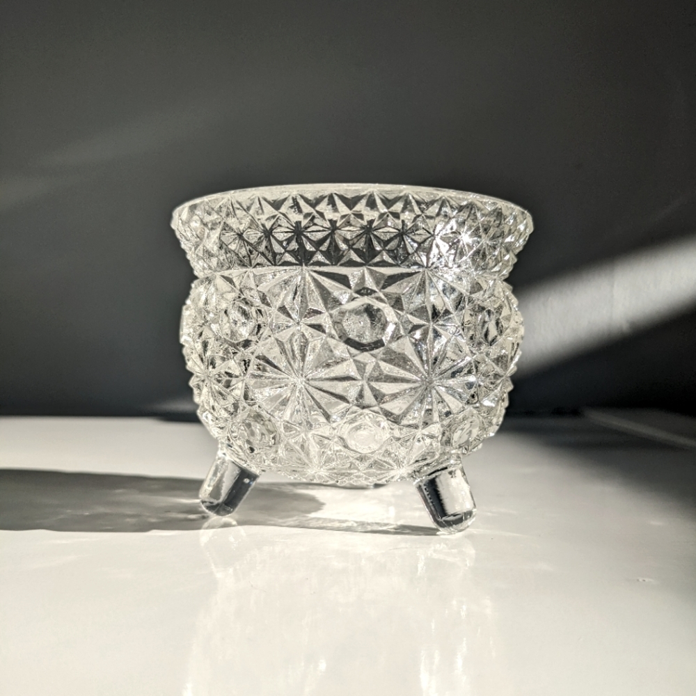 L E SMITH ~ CLEAR GLASS DAISY & BUTTON KETTLE ASHTRAY